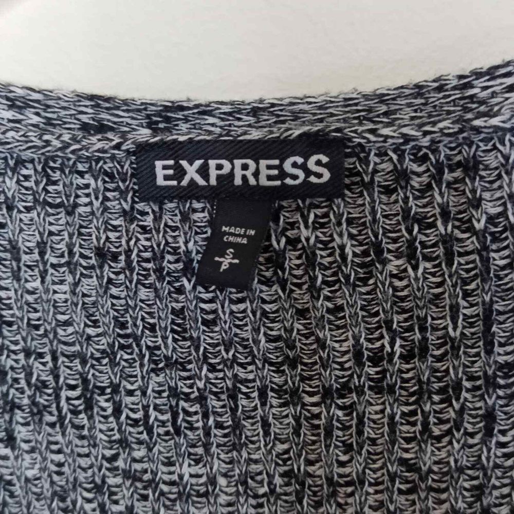 Express Women Sweater Top Small Petite Gray Relaxed Fit Knit V-Neck 3/4 Sleeves - Picture 2 of 6